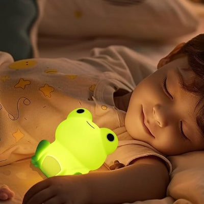 veilleuse lumifrog enfant dormant avec sa veilleuse dans les bras