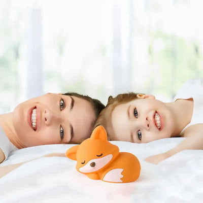 veilleuse renard paisible avec une mère et sa fille qui regardent la veilleuse