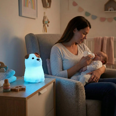 veilleuse songe nocturne bleu maman donne biberon à son enfant