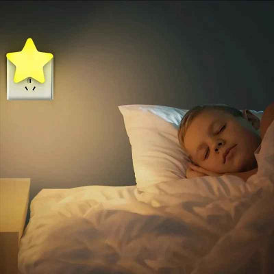 veilleuse sur prise star enfant qui dort