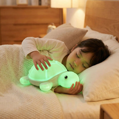 veilleuse tortue torlumi enfant dormant avec sa veilleuse dans les bras